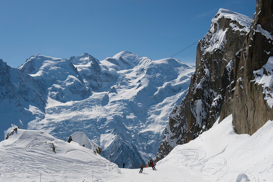 Frankreich, Haute Savoie, Mont-Blanc-Massiv, Skigebiet von Chamonix auf der Seite der Roten Nadeln am Brevent, schwarze Piste C Bozon und Mont Blanc