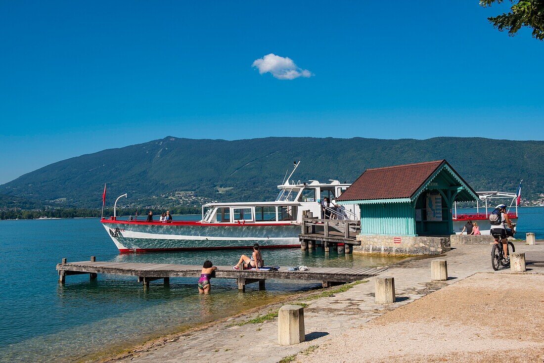 Frankreich, Haute Savoie, Annecy-See, ein Boot, das den See besucht, an der Anlegestelle von Menthon saint Bernard und dem Berg Semnoz