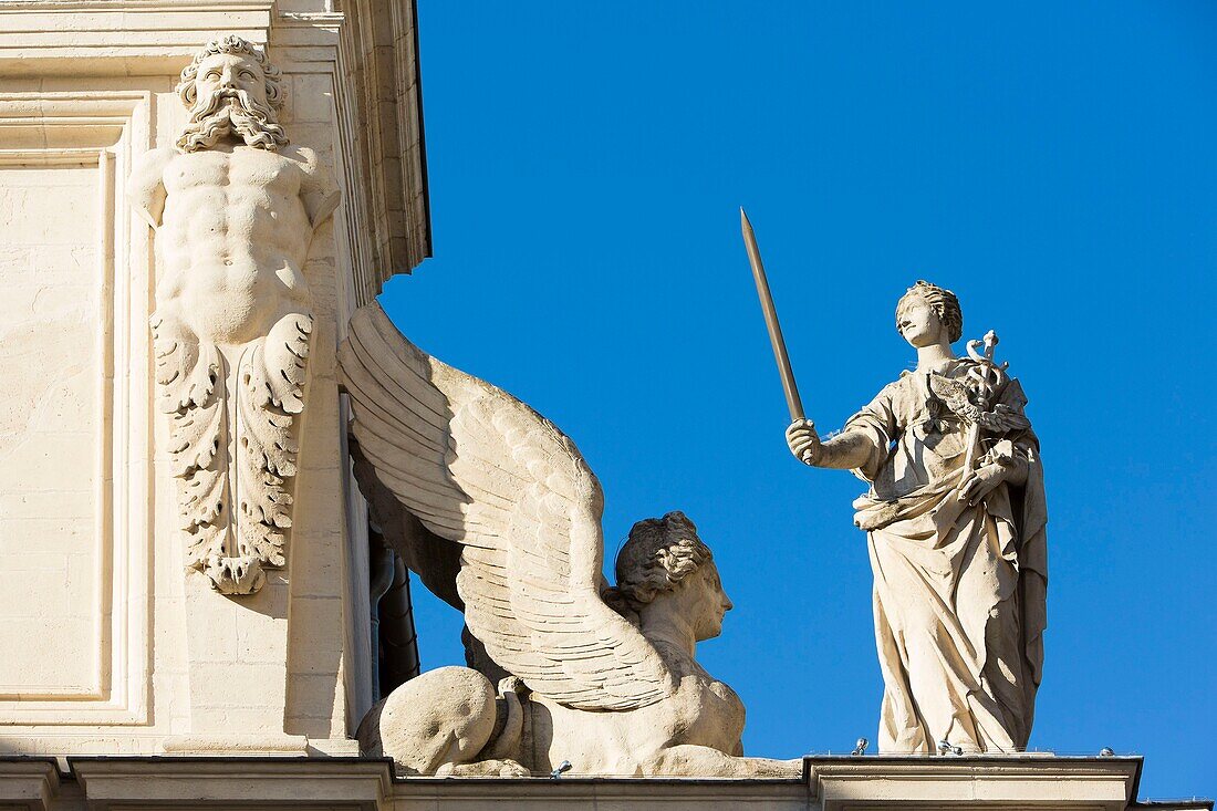Frankreich, Meurthe et Moselle, Nancy, Porte Saint Georges (17. Jahrhundert), allegorische Statue, die den Frieden darstellt, geschaffen von Jean Richier und Statue von Sphynge
