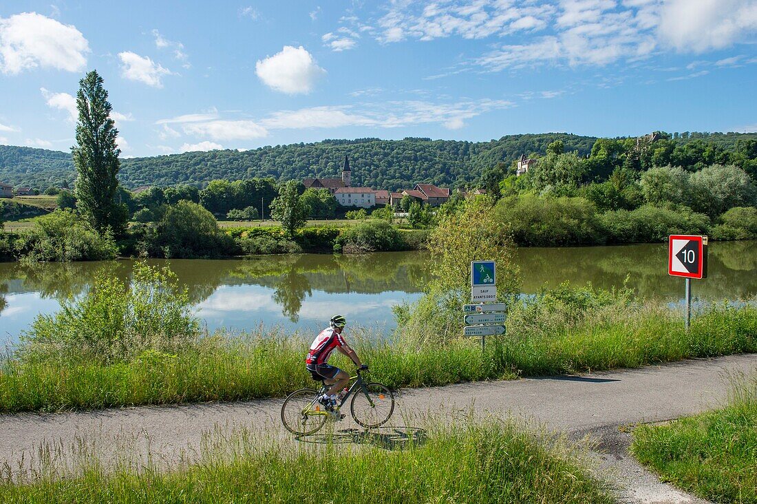 Frankreich, Doubs, Baumes Les Dames, veloroute, euro bike 6, ein Radfahrer auf der Strecke vor dem Dorf Vaire und dem Fluss Doubs