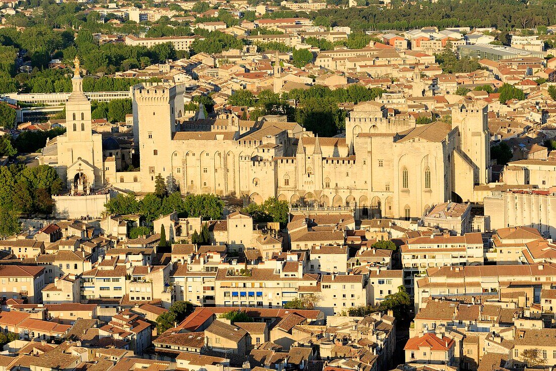 Frankreich, Vaucluse, Avignon, der Palast der Päpste (XIV), von der UNESCO zum Weltkulturerbe erklärt (Luftaufnahme)
