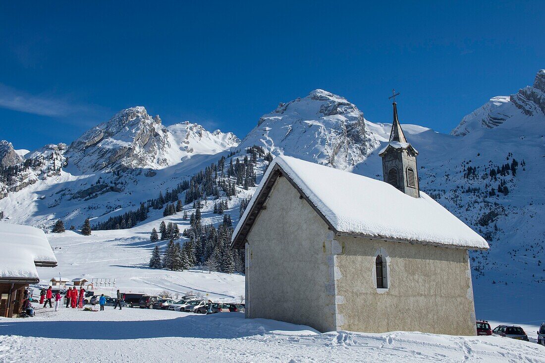Frankreich, Haute Savoie, la Clusaz, die Kapelle des Dorfes Confins und die Kämme des Aravis-Massivs