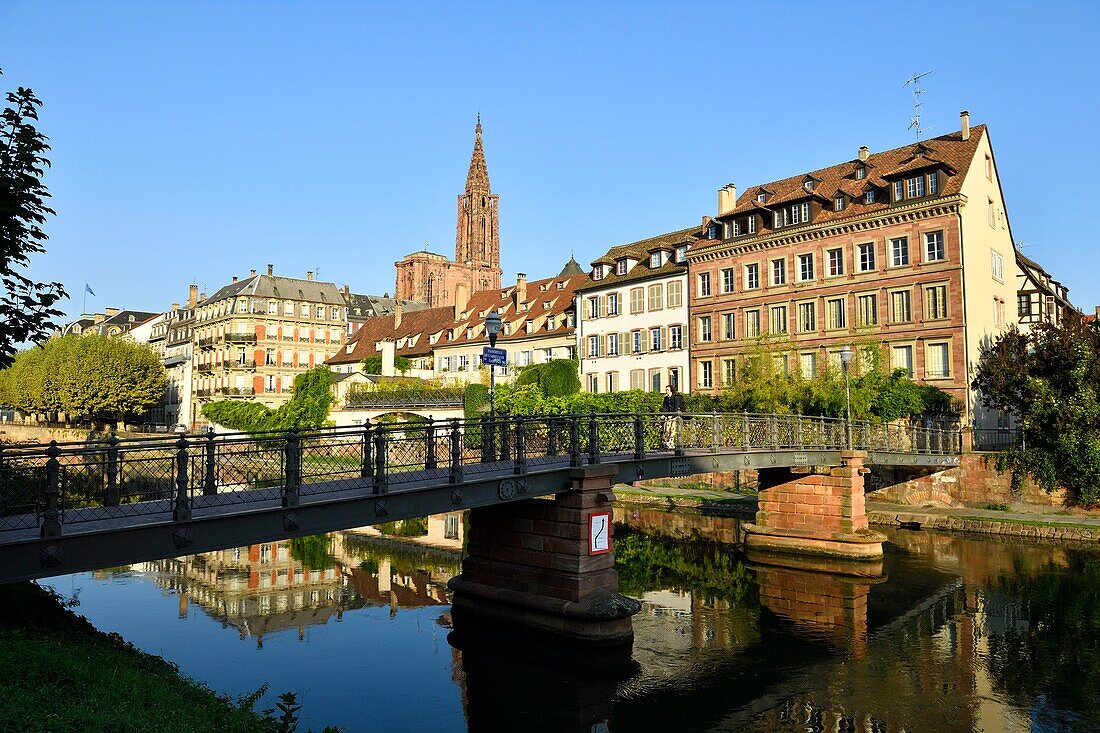 Frankreich, Bas Rhin, Straßburg, Altstadt, die von der UNESCO zum Weltkulturerbe erklärt wurde, Quai au Sable mit der Abreuvoir-Fußgängerbrücke und dem Münster Notre Dame