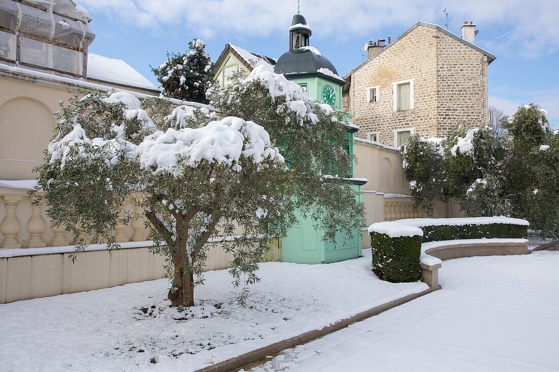 France, Hauts de Seine, Puteaux, Jardin du Theatre, garden in winter