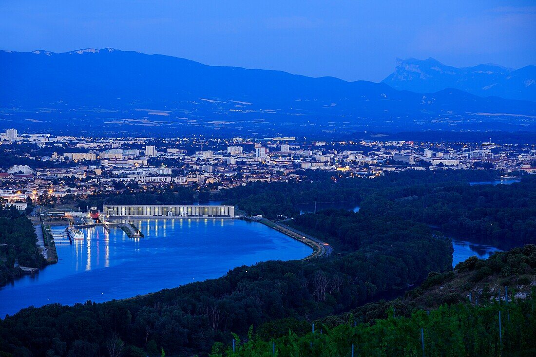 Frankreich, Drome, Bourg les Valence, Die Rhone, die Zentral- und Schleuse, Valencia im Hintergrund