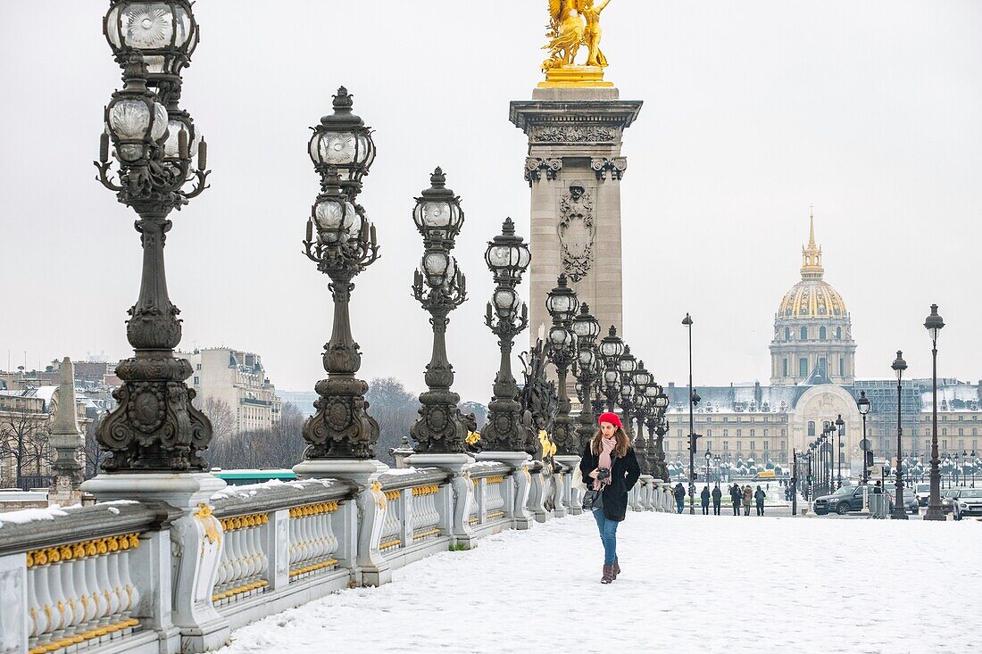 France, Paris, the Alexandre III bridge under the snow