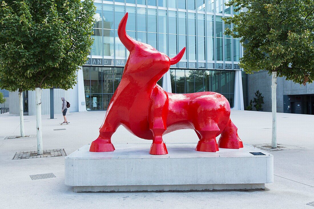 Frankreich, Meurthe et Moselle, Nancy, Skulptur Le Taureau (Der Stier) von Ge Pellini vor dem Centre des Congres de Nancy im Rahmen des Projekts ADN (Art Dans Nancy)