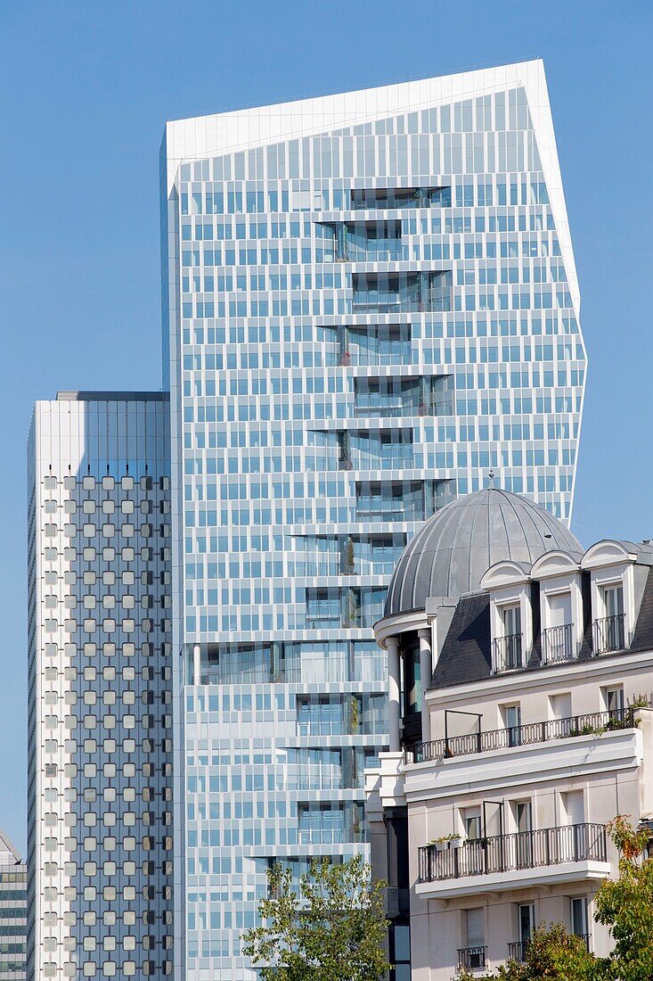 Frankreich, Hauts de Seine, Puteaux, Turm La Défense und von Haussmann inspiriertes Gebäude