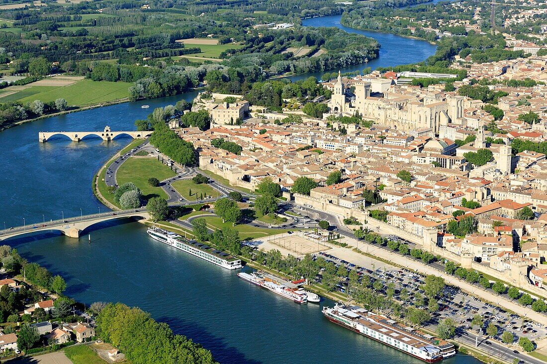 Frankreich, Vaucluse, Avignon, die Brücke Saint Benezet (XII) über die Rhone, von der UNESCO zum Weltkulturerbe erklärt (Luftaufnahme)