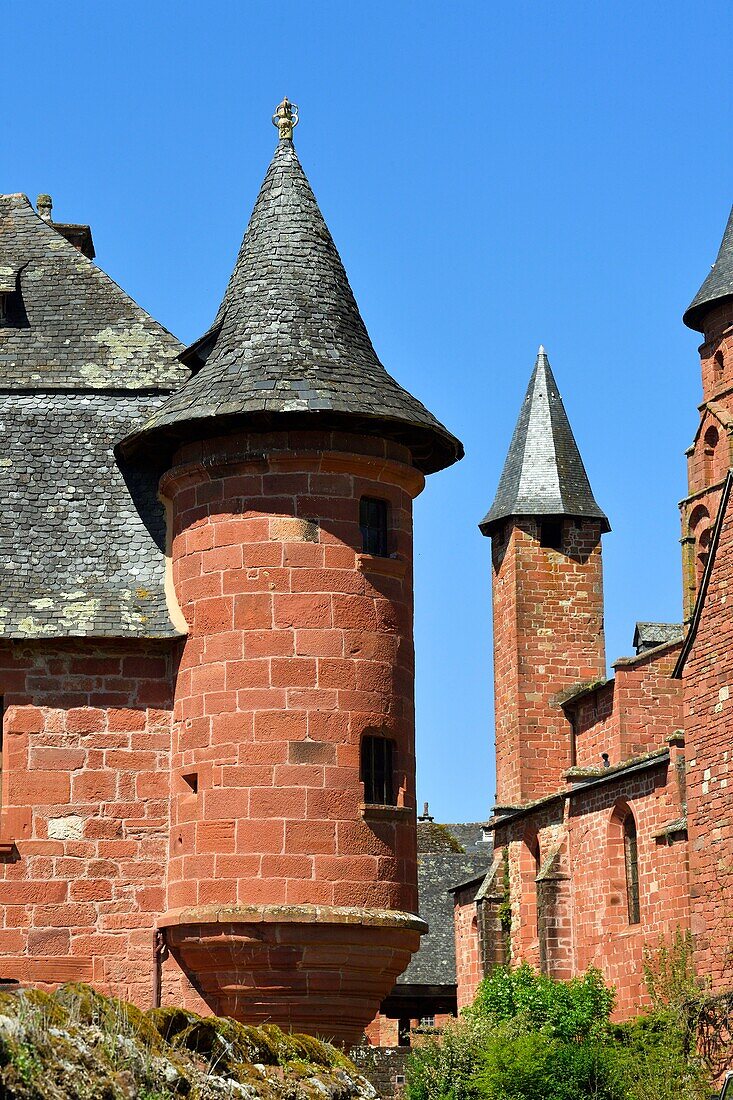 Frankreich, Correze, Collonges la Rouge, bezeichnet als Les Plus Beaux Villages de France (Die schönsten Dörfer Frankreichs), Dorf aus rotem Sandstein, Kirche St. Pierre