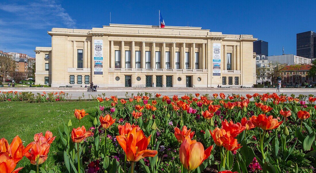 France, Hauts de Seine, Puteaux, Town Hall, building with Art Deco architecture, esplanade