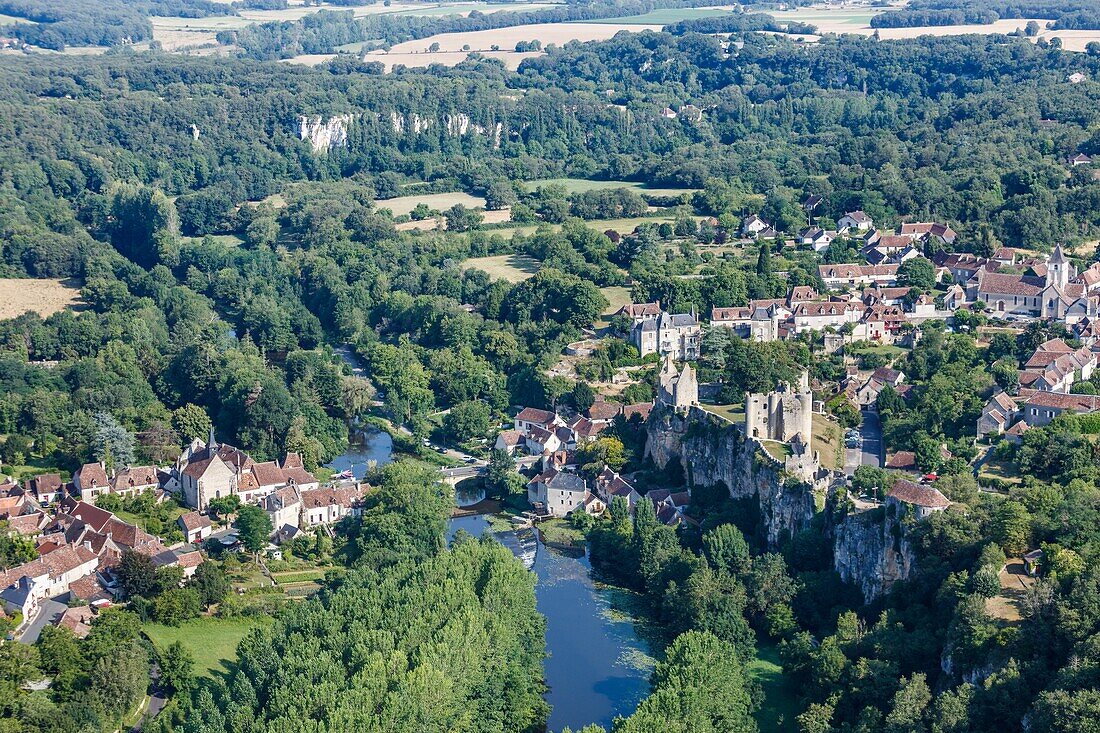 Frankreich, Vienne, Angles sur l'Anglin, mit der Bezeichnung Les Plus Beaux Villages de France (Die schönsten Dörfer Frankreichs), das Dorf und das Schloss (Luftaufnahme)