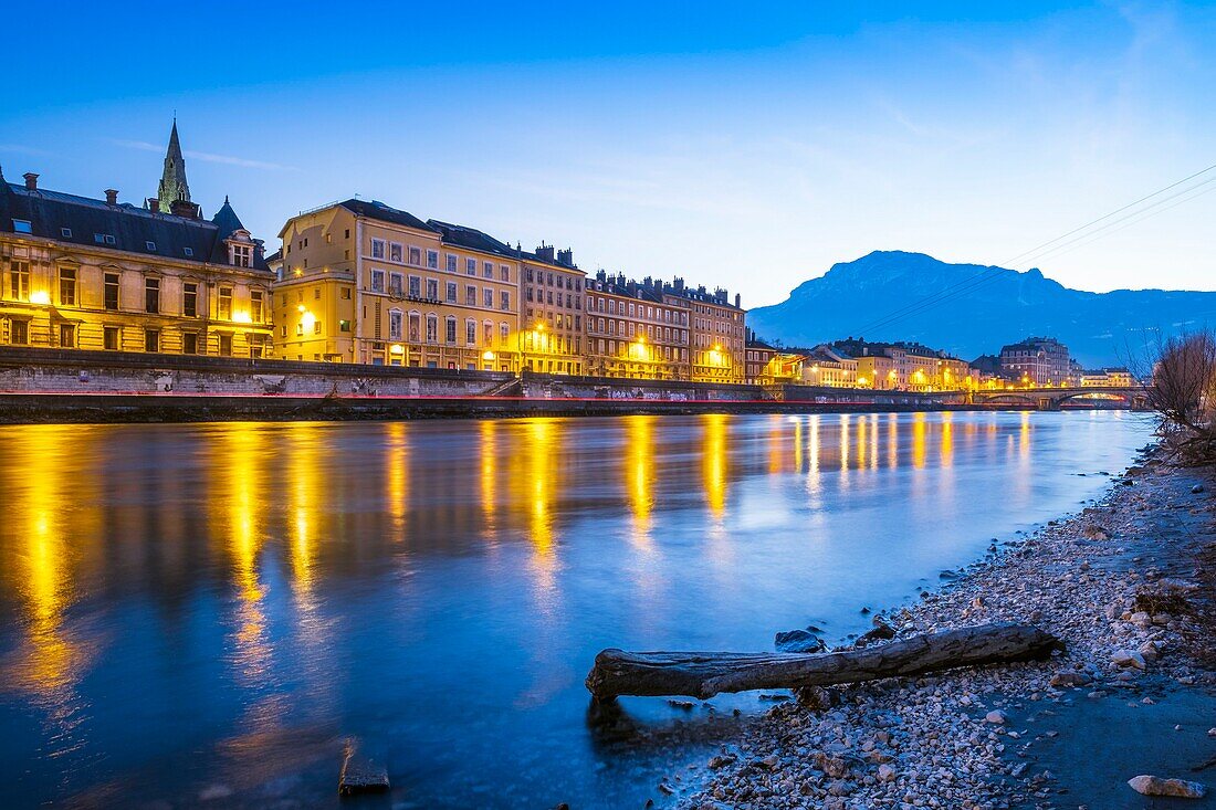 Frankreich, Isere, Grenoble, Abenddämmerung am Ufer des Flusses Isere, im Hintergrund das Vercors-Massiv
