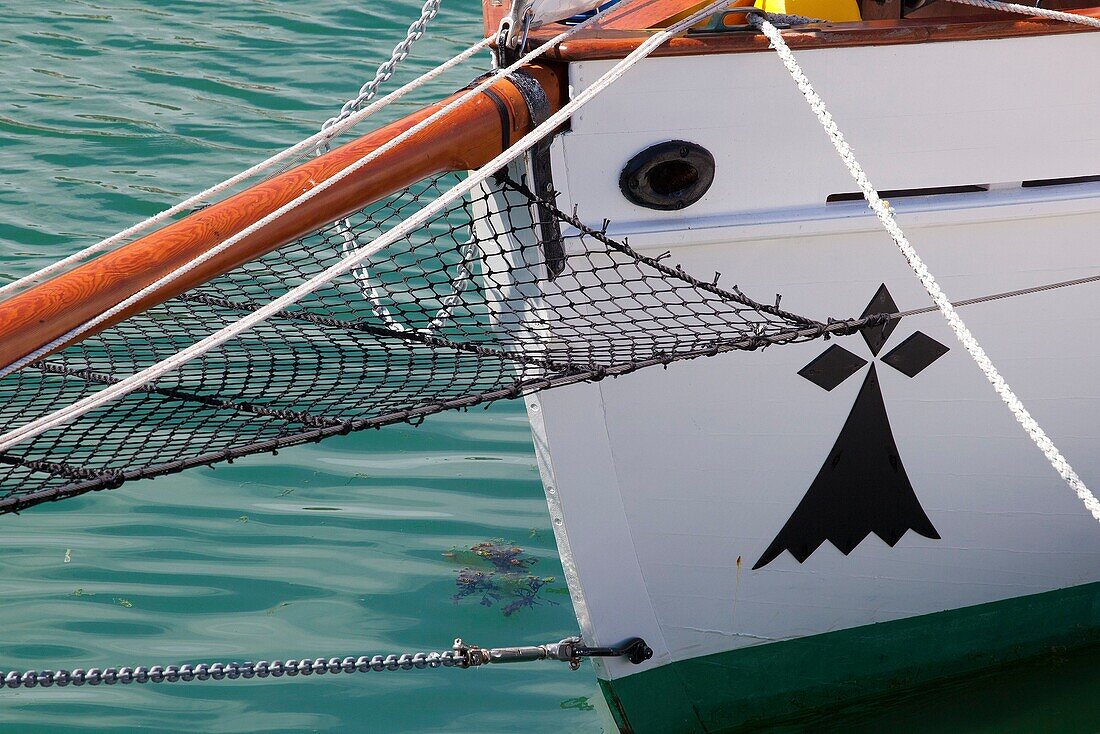 Frankreich, Finistere, Douarnenez, Festival Maritime Temps Fête, Segelboote und alte Takelage im Hafen von Rosmeur