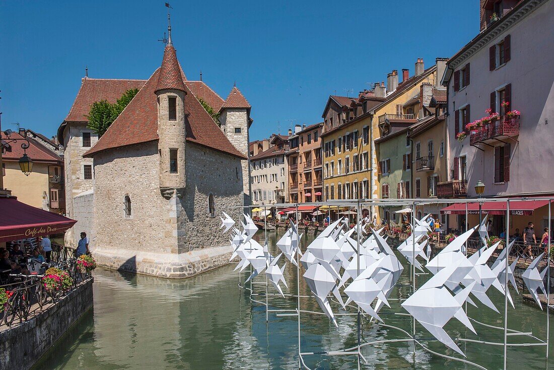 Frankreich, Haute Savoie, Annecy, vor dem alten Gefängnis oder Palast der Insel eine Installation der Veranstaltung Annecy Landschaft mit dem Werk Origami de Antoine Milian