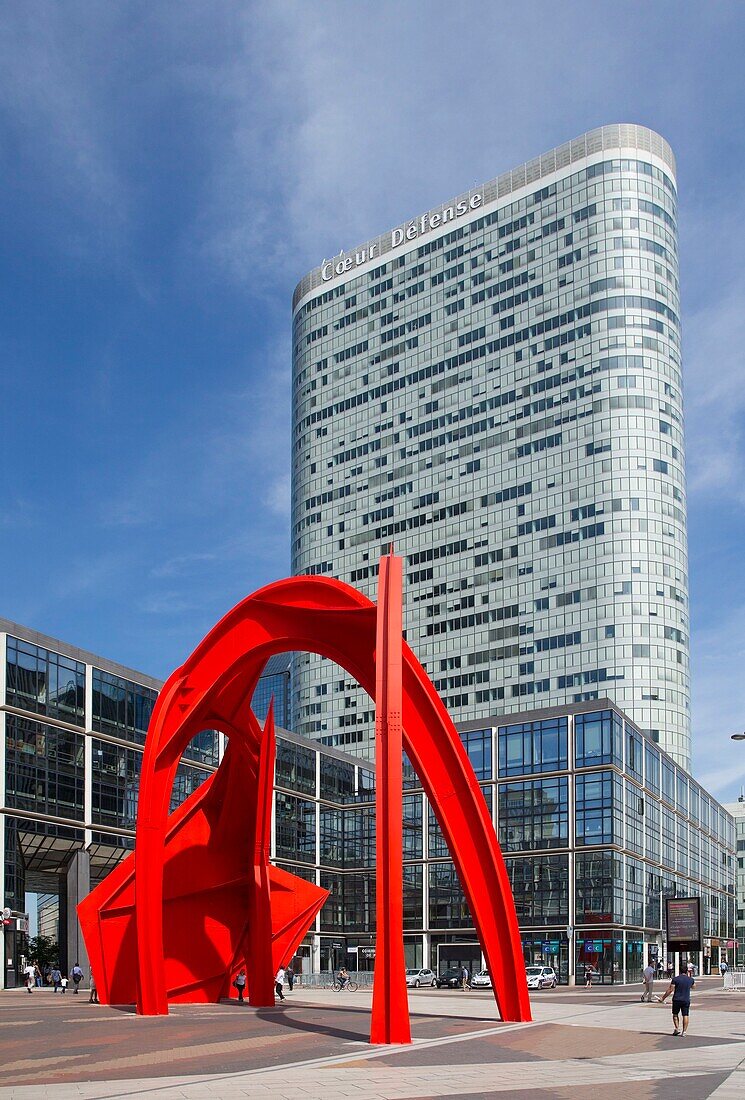 Frankreich, Hauts de Seine, La Defense, Stabile Skulptur von Calder, Rote Spinne, auf der Esplanade