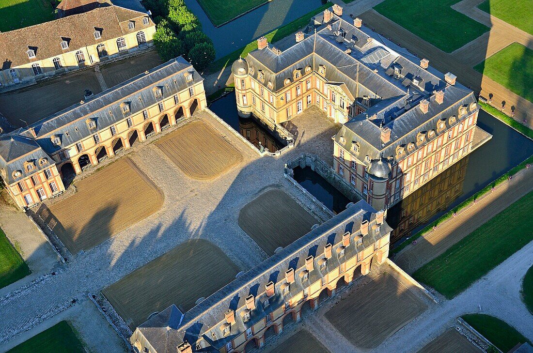 Frankreich, Yvelines, Parc Naturel Regional de la Haute Vallee de Chevreuse (Regionaler Naturpark des Hochtals der Chevreuse), Choisel, das Schloss von Breteuil (Luftaufnahme)