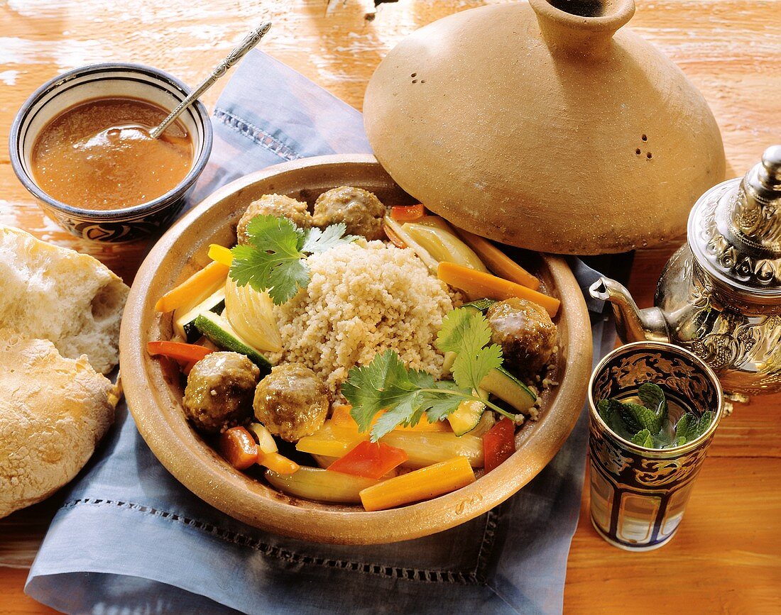 Couscous mit Lammhackbällchen & Gemüse; Harissa-Sauce