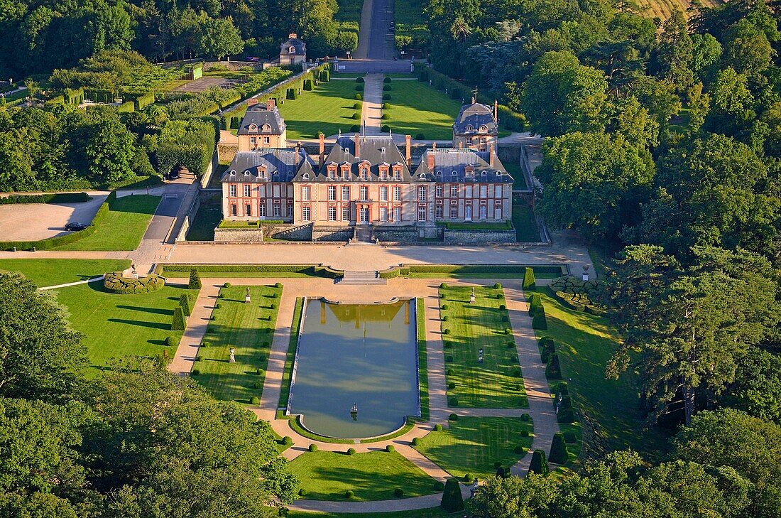 Frankreich, Yvelines, Parc Naturel Regional de la Haute Vallee de Chevreuse (Regionaler Naturpark des Hochtals der Chevreuse), Choisel, das Schloss von Breteuil (Luftaufnahme)