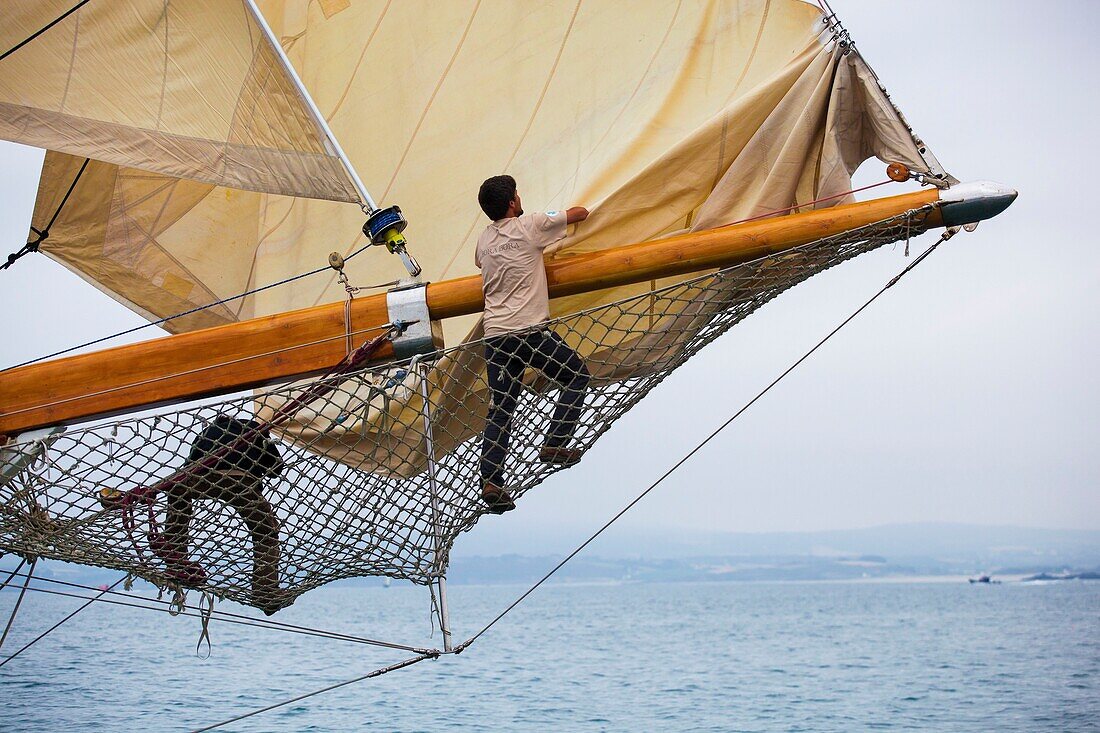 France, Finistere, Douarnenez, Festival Maritime Temps Fête, Sailing an old sailing ship on the port of Rosmeur