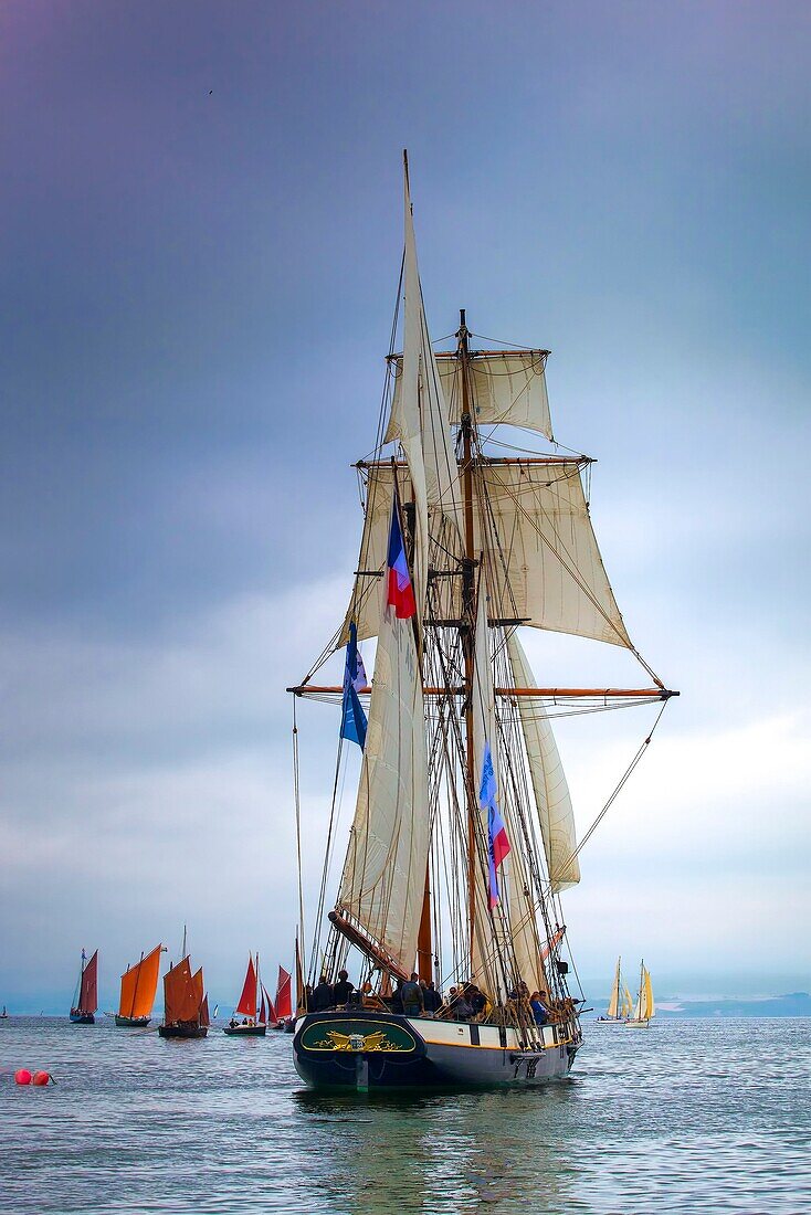 Frankreich, Finistere, Douarnenez, Festival Maritime Temps Fête, La Recouvrance, traditionelles Segelboot im Hafen von Rosmeur