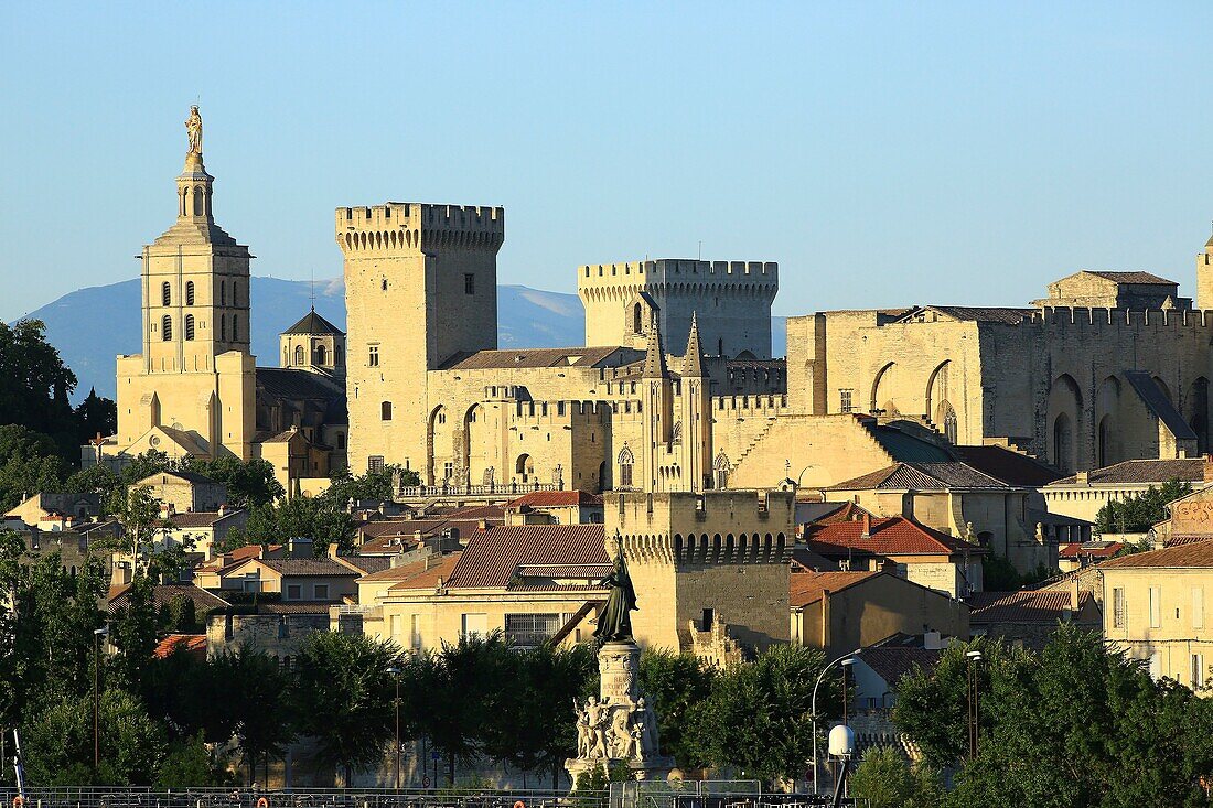 Frankreich, Vaucluse, Avignon, die Kathedrale der Doms (12. Jh.) und der Palast der Päpste (14. Jh.) gehören zum Weltkulturerbe der UNESCO