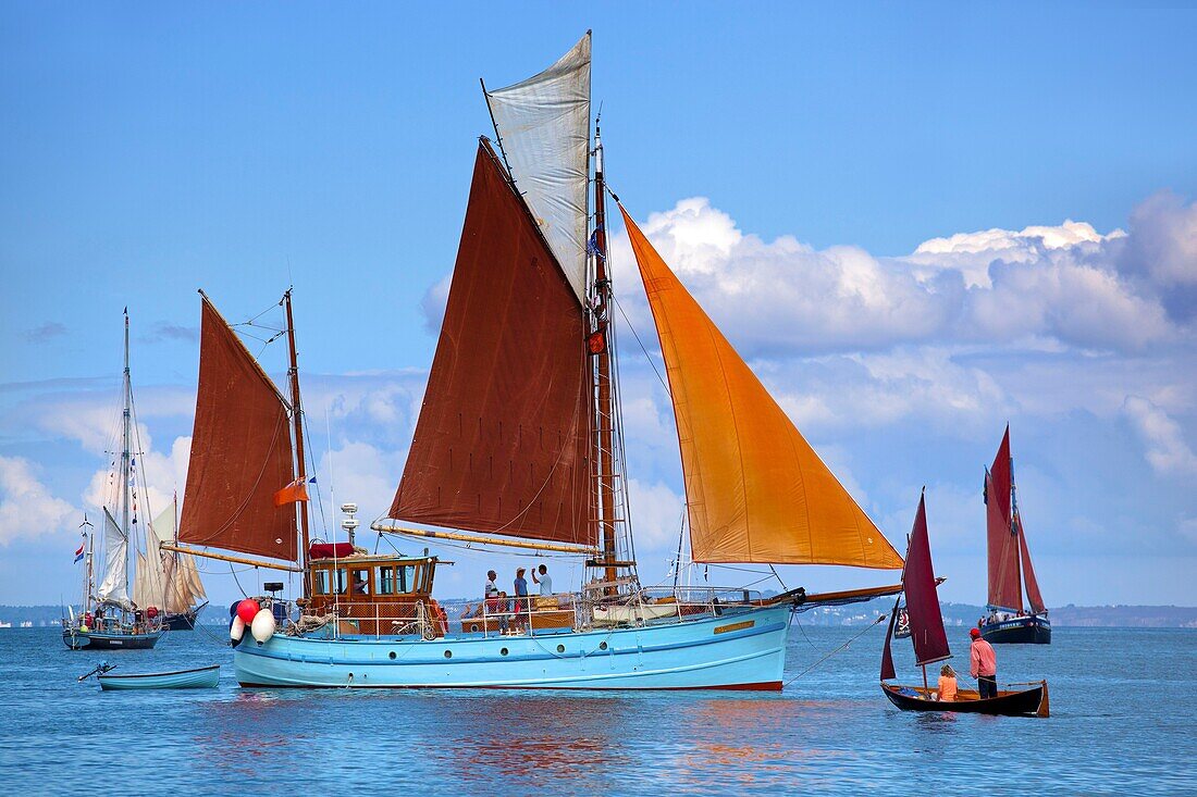 Frankreich, Finistere, Douarnenez, Festival Maritime Temps Fête, Ros Ailither, traditionelles Segelboot im Hafen von Rosmeur