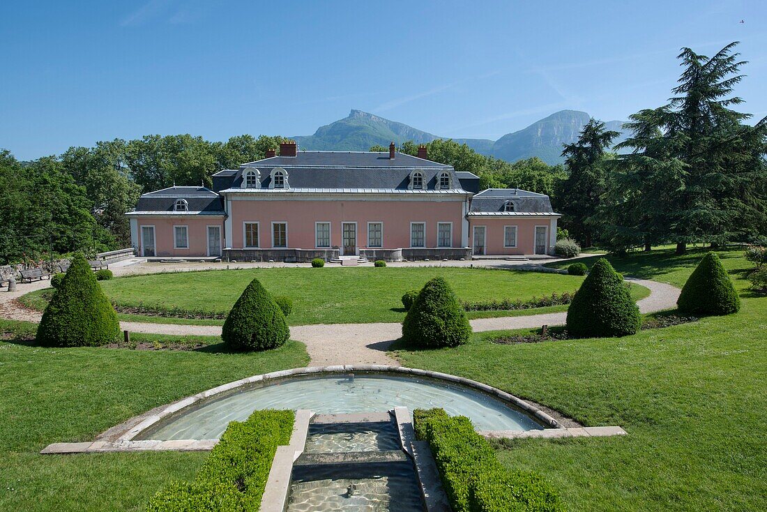 Frankreich, Savoie, Chambery, Wasserbecken vor dem Schloss Boigne im Park von Buisson rund