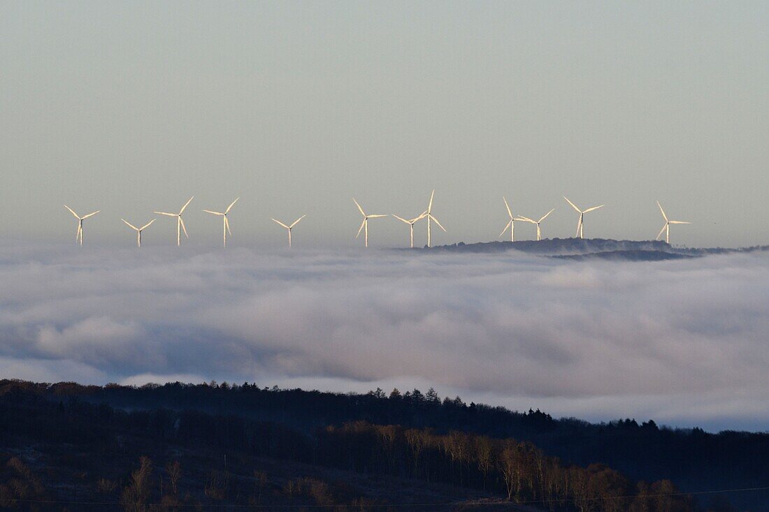 Frankreich, Doubs, Lomont, massive Windturbinen tauchen aus dem Nebel auf