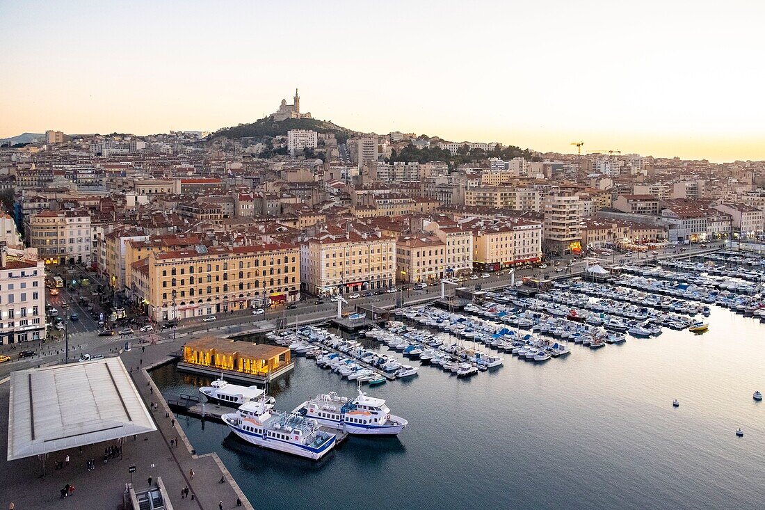 Frankreich, Bouches du Rhone, Marseille, der alte Hafen, Notre Dame Basilika (Luftaufnahme)