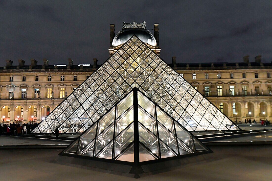 Frankreich, Paris, UNESCO-Weltkulturerbe, die Pyramide des Louvre des Architekten Ieoh Ming Pei und die Fassade des Richelieu-Pavillons im Hof von Napoleon