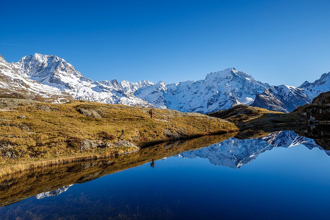 Frankreich, Hautes Alpes, Nationalpark Ecrins, Tal des Valgaudemar, La Chapelle en Valgaudémar, Spiegelung des Sirac (3441m) auf dem See von Lauzon (2008m), links der Gipfel Jocelme (3458m)