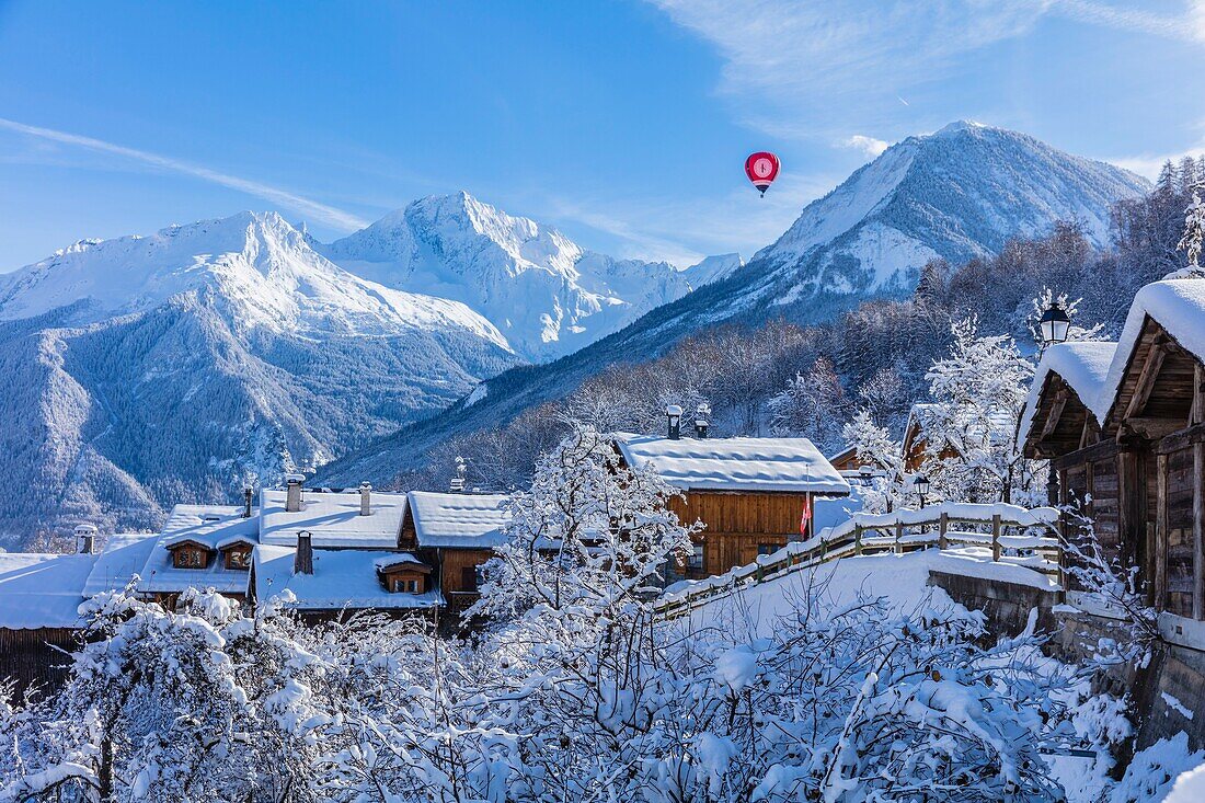 Frankreich, Savoyen, Courchevel, Saint-Bon-Tarentaise, der Weiler Le Fontanil überragt von Le Grand Bec (3398 m) und Dent du Villard (2284 m), Massiv der Vanoise, Tarentaise-Tal