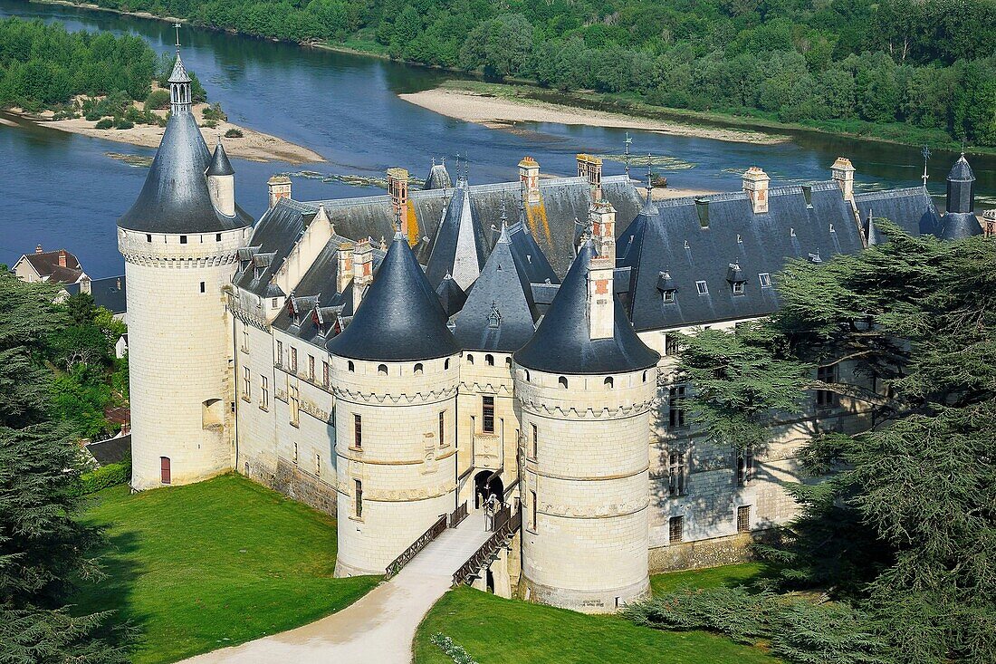 Frankreich, Loir et Cher, Schloss Chaumont und die Loire (Luftaufnahme)