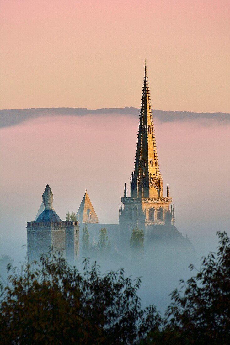 Frankreich, Saone et Loire, Autun, die Kathedrale Saint Lazare im Nebel