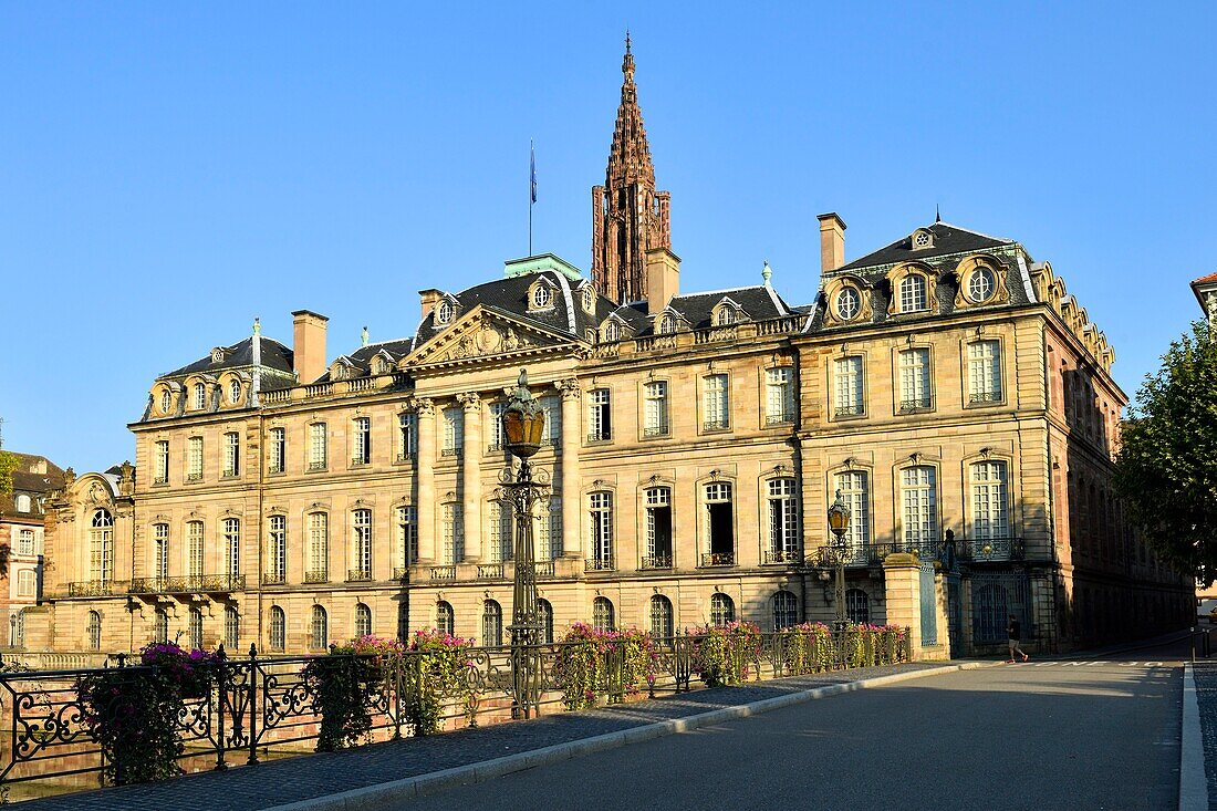 Frankreich, Bas Rhin, Straßburg, Altstadt, die von der UNESCO zum Weltkulturerbe erklärt wurde, das Palais des Rohan, in dem das Museum für Kunstgewerbe, Schöne Künste und Archäologie untergebracht ist, und die Kathedrale Notre Dame