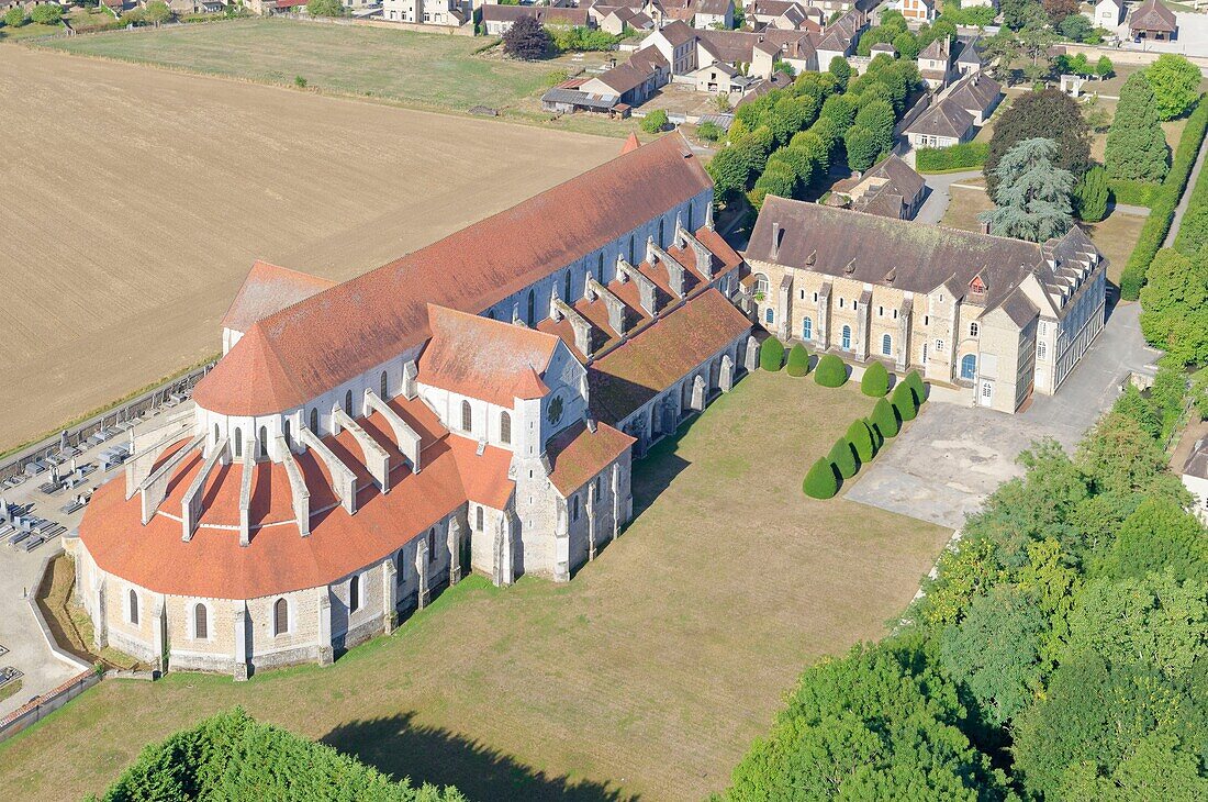 Frankreich, Yonne, Pontigny, die Zisterzienserabtei von Pontigny (Luftaufnahme)