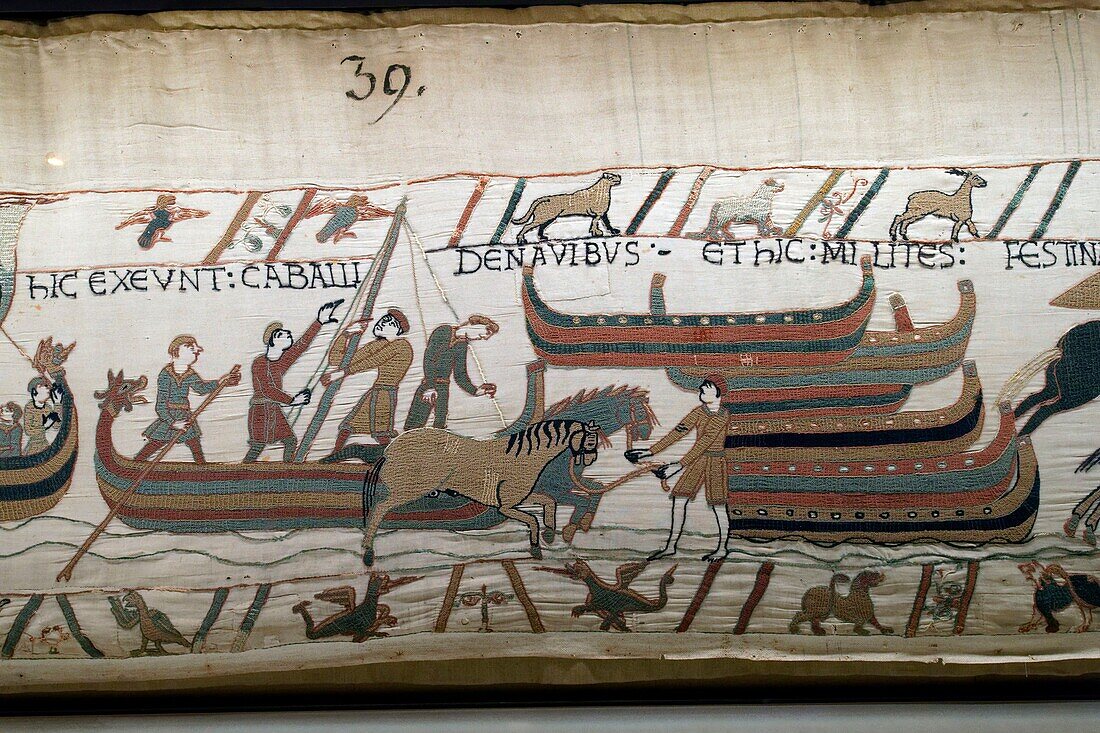 Frankreich, Calvados, Bayeux, Wandteppichmuseum, Wandteppich von Bayeux, von der UNESCO zum Weltkulturerbe erklärt, Wandteppich der Königin Mathilde, der die Geschichte der Invasion Englands durch Wilhelm den Eroberer erzählt, die Szenen des Wandteppichs von Bayeux sind mit Wollfäden auf ein Leinentuch gestickt