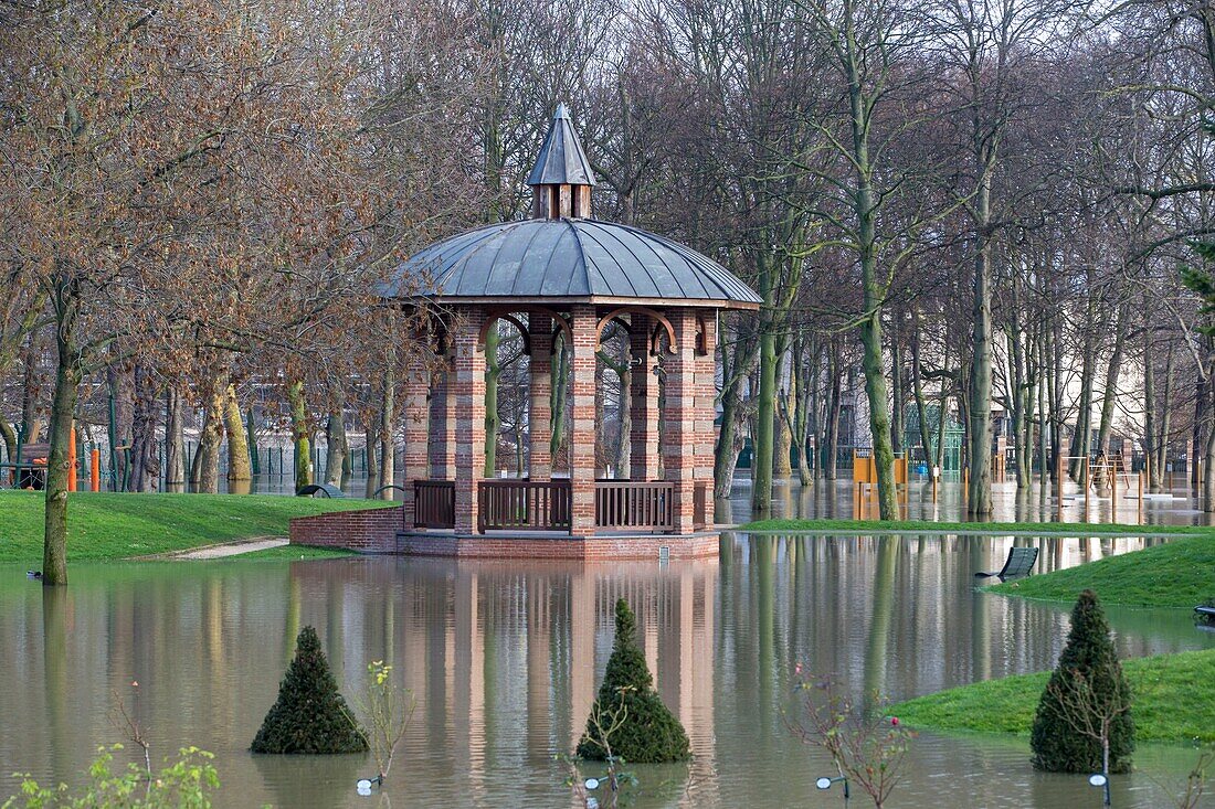 France, Hauts de Seine, Puteaux, Puteaux Island, Rose Garden, flood of the Seine