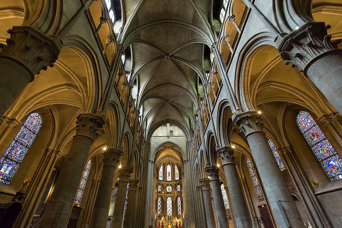 Frankreich, Cote d'Or, Kulturlandschaft der burgundischen Klimazonen, die von der UNESCO zum Weltkulturerbe erklärt wurde, Dijon, das Kirchenschiff und der Altar der Kirche Notre Dame de Dijon