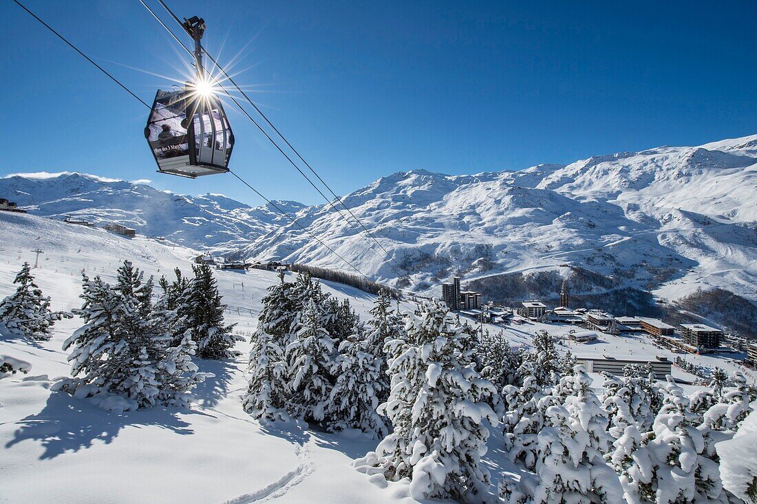 Frankreich, Savoie, Skigebiet der 3 Täler, Saint Martin de Belleville, Zentrum des Ferienortes von Menuires, Croisette und Seilbahn des Roc