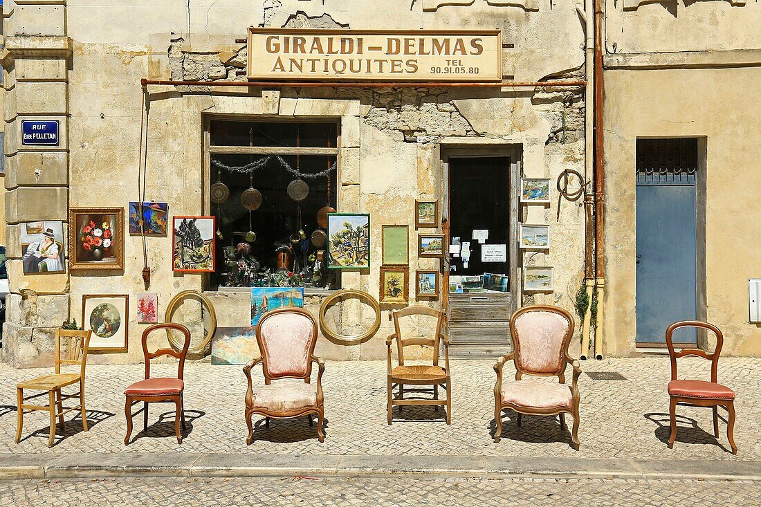 France, Bouches du Rhone, Tarascon, rue Eugene Pelletan