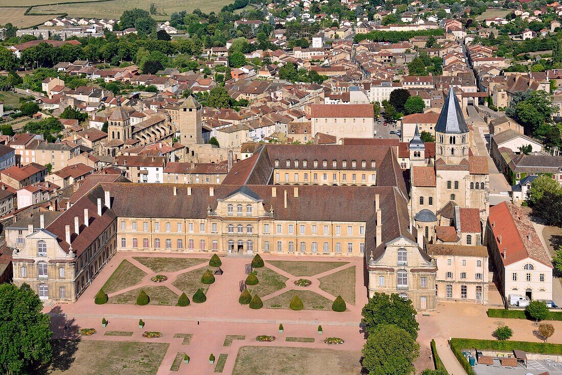 Frankreich, Saone et Loire, Maconnais, ehemalige Abtei von Cluny und Altstadt (Luftbild)