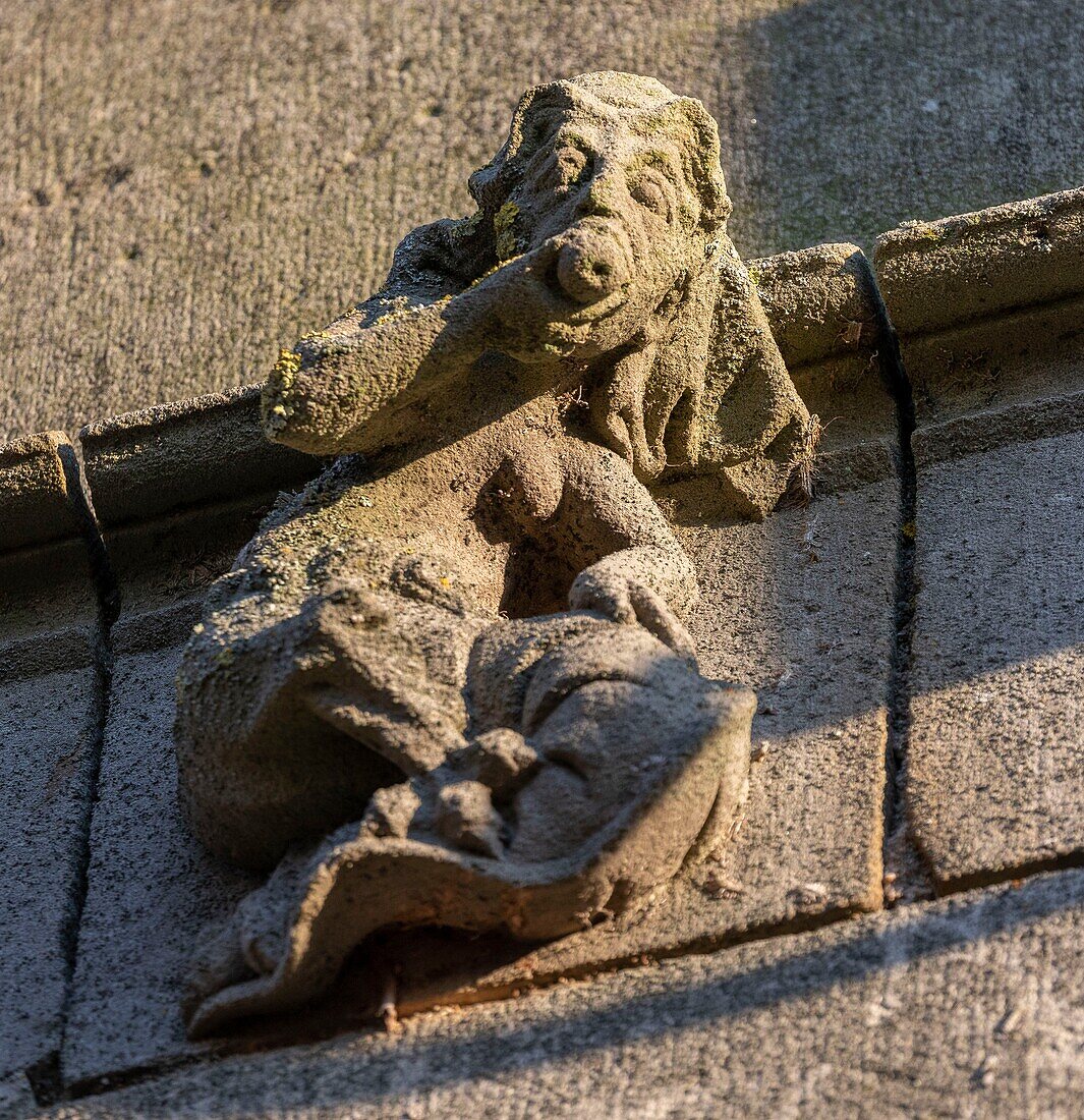 Frankreich, Tarn, Cordes sur Ciel, Maison du Grand Ecuyer 14. Jahrhundert, Skulptur "Frauen essen einen Apfel"