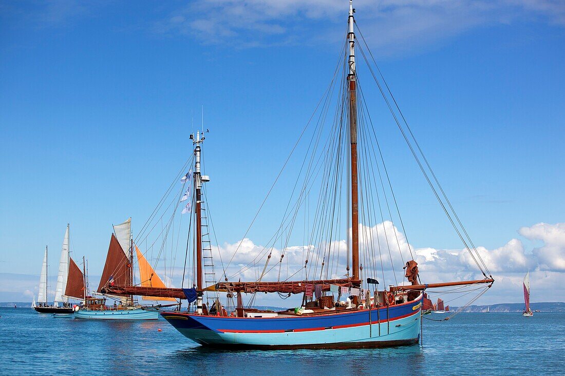 Frankreich, Finistere, Douarnenez, Festival Maritime Temps Fête, André Yvette, traditionelles Segelboot im Hafen von Rosmeur