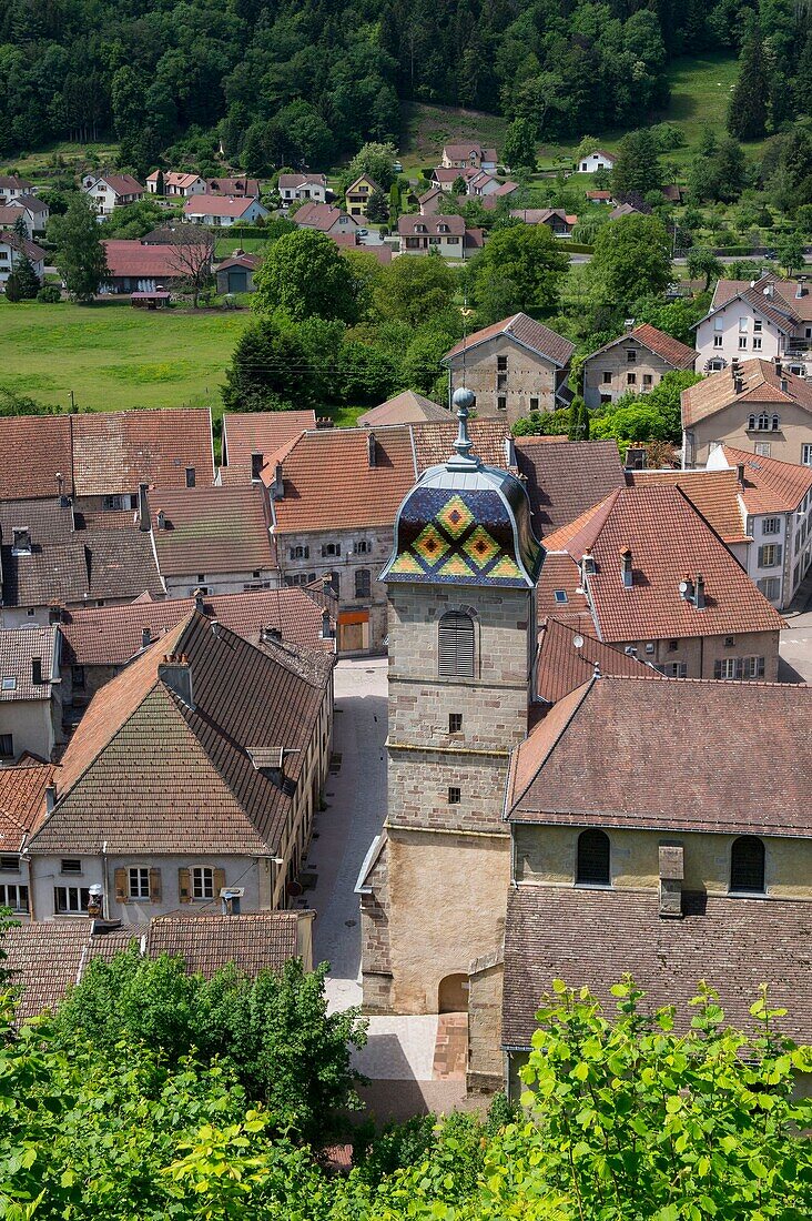 Frankreich, Haute Saone, Melisey, les milles etangs, das Dorf Faucogney et la Mer und die Kirche Saint Georges vom Aussichtsturm des Schlosses aus gesehen