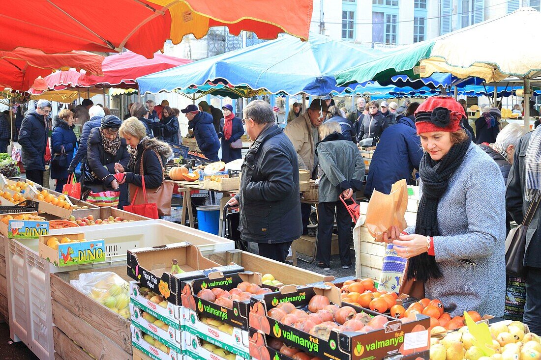 Frankreich, Dordogne, Perigord, Perigueux, Markt, Obstverkäufer