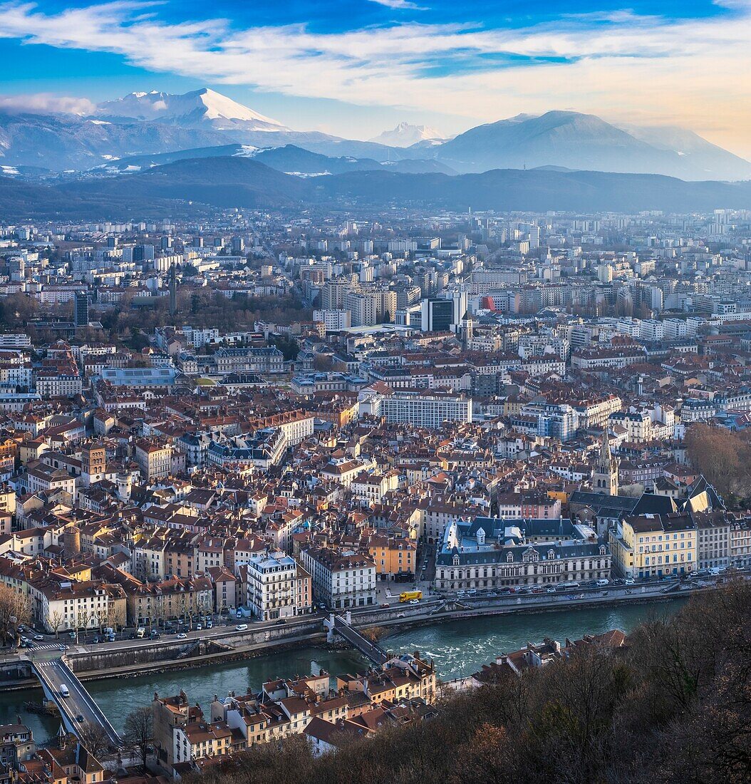 Frankreich, Isere, Grenoble, Panorama über die Altstadt und die Ufer des Flusses Isere