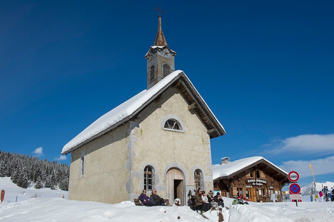 Frankreich, Haute Savoie, das Aravis-Massiv, oberhalb von La Clusaz, die Kapelle und das Empfangschalet der nordischen Domäne des Weilers Confins