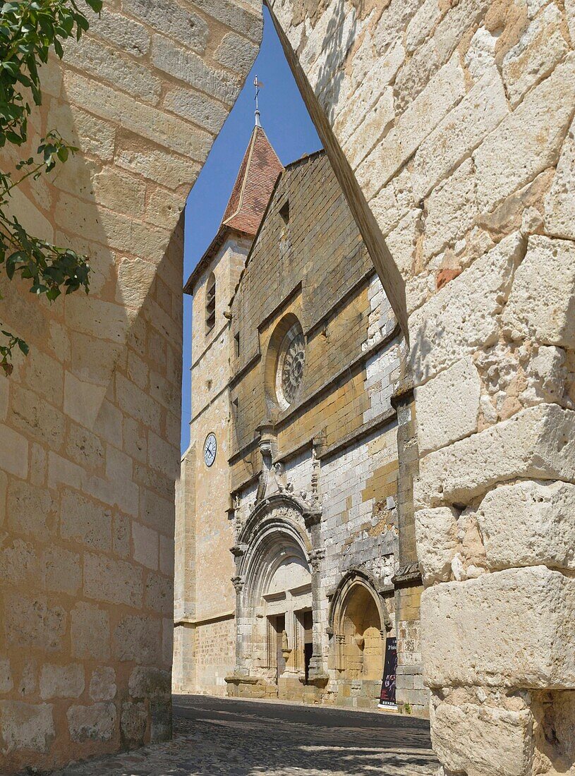 Frankreich, Dordogne, Perigord Pourpre, Monpazier, Beschriftung Les Plus Beaux Villages de France (Die schönsten Dörfer Frankreichs), Place des Cornieres in der Bastide